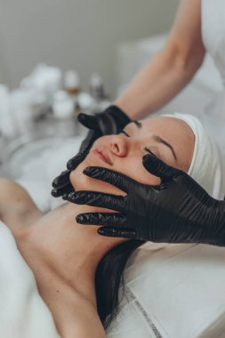 Kozmetikteki kadın. Deri ve sivilceleri sorunlu. Yüksek kalite fotoğraf