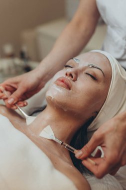 Kozmetikteki kadın. Deri ve sivilceleri sorunlu. Yüksek kalite fotoğraf