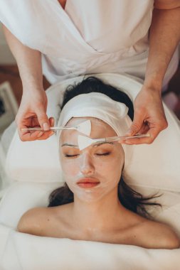 Kozmetikteki kadın. Deri ve sivilceleri sorunlu. Yüksek kalite fotoğraf