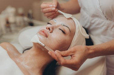 Kozmetikteki kadın. Deri ve sivilceleri sorunlu. Yüksek kalite fotoğraf