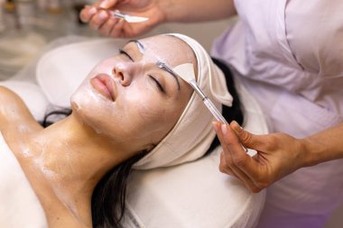 Kozmetikteki kadın. Deri ve sivilceleri sorunlu. Yüksek kalite fotoğraf