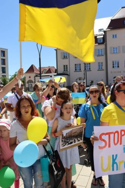 Schwabisch Gmund, Almanya - 2 Temmuz 2022: Ukrayna 'daki savaşı protesto eden Schwabisch Gmund şehrinde sokakta protesto. Yüksek kalite fotoğraf