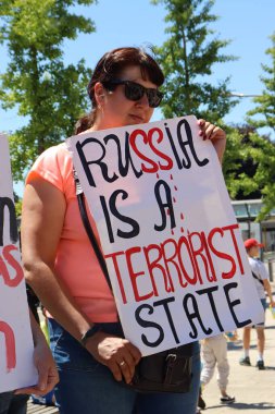 Schwabisch Gmund, Almanya - 2 Temmuz 2022: Ukrayna 'daki savaşı protesto eden Schwabisch Gmund şehrinde sokakta protesto. Yüksek kalite fotoğraf