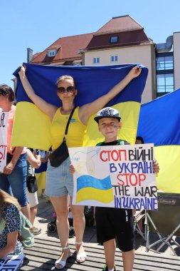 Schwabisch Gmund, Almanya - 2 Temmuz 2022: Ukrayna 'daki savaşı protesto eden Schwabisch Gmund şehrinde sokakta protesto. Yüksek kalite fotoğraf