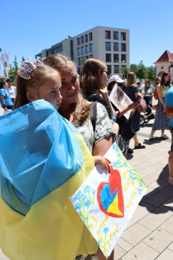 Schwabisch Gmund, Almanya - 2 Temmuz 2022: Ukrayna 'daki savaşı protesto eden Schwabisch Gmund şehrinde sokakta protesto. Yüksek kalite fotoğraf