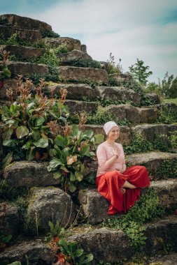 Doğada, bir kadın meditasyon yapar ve nefes alma pratiği yapar. Yüksek kalite fotoğraf