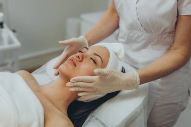 Kozmetik uzmanının ofisinde cilt temizliği yapan bir kız. Yüksek kalite fotoğraf