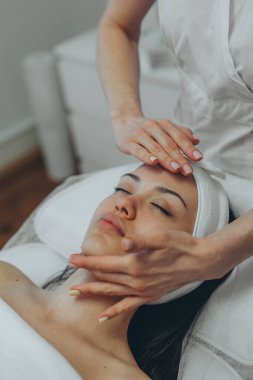 Kozmetik uzmanının ofisinde cilt temizliği yapan bir kız. Yüksek kalite fotoğraf