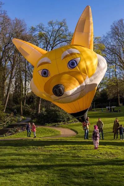  Ludwigsburg, Almanya - 23 Mart 2024: Bir adam balon festivalinde balon şişiriyor. Yüksek kalite fotoğraf