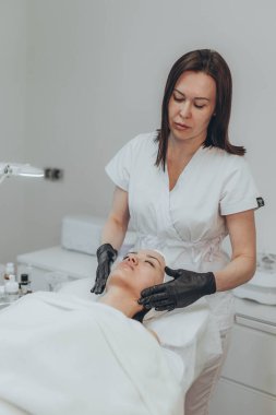 Kozmetik uzmanındaki bir kız estetik ameliyat yapıyor. Cilt temizleme. Yüksek kalite fotoğraf