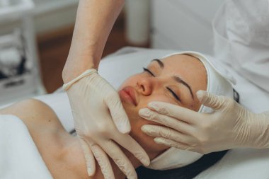 Kozmetik uzmanının ofisinde cilt temizliği yapan bir kız. Yüksek kalite fotoğraf