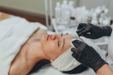 Kozmetikteki kadın. Deri ve sivilceleri sorunlu. Yüksek kalite fotoğraf