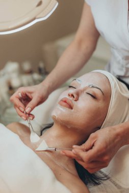 Kozmetik uzmanındaki bir kız estetik ameliyat yapıyor. Cilt temizleme. Yüksek kalite fotoğraf