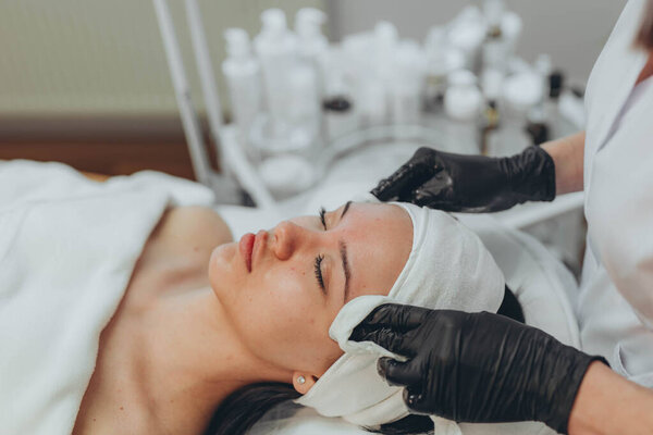 Девушка у косметолога делает косметические процедуры. Очищение кожи. Высокое качество фото