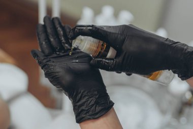 Bir kozmetikçinin elindeki krema. Yüksek kalite fotoğraf