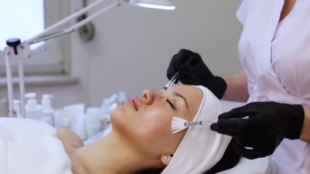 Ragazza Ufficio Cosmetologi Facendo Pulizia Della Pelle Foto Alta Qualità — Video Stock
