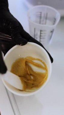  Kozmetik uzmanı bir kadın aljinat maskesi yapıyor.