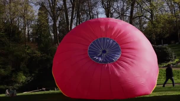 德国路德维希堡 2024年3月23日 在热气球节期间 男人给热气球充气 — 图库视频影像