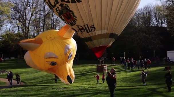 德国路德维希堡 2024年3月23日 在热气球节期间 男人给热气球充气 — 图库视频影像