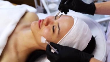 Bir kozmetikçi sorunlu cilt için kabuk soyar. Yüksek kaliteli FullHD görüntüler