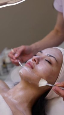 Kozmetikteki kadın. Derisi ve sivilcesi sorunlu..