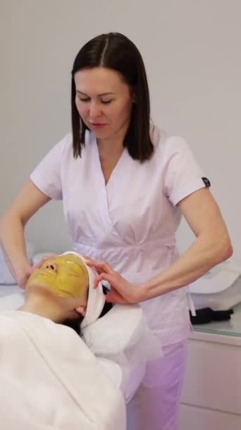 Holka Kosmetologa Dělá Kosmetické Procedury Alginovat Masku — Stock video