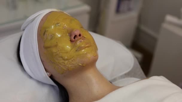 Ein Mädchen Beim Kosmetiker Macht Kosmetische Eingriffe Alginatmaske — Stockvideo