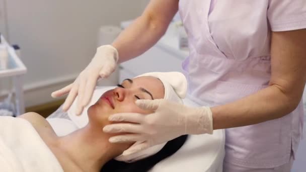 Ein Kosmetiker Gibt Eine Gesichtsmassage Hochwertiges Fullhd Filmmaterial — Stockvideo