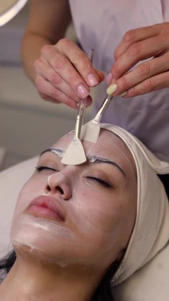 Uma Mulher Cosmetologista Ela Tem Problemas Pele Acne — Vídeo de Stock