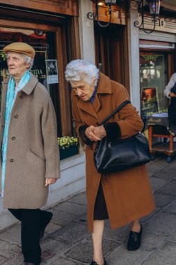 Roma, İtalya-2 Nisan 2023: Roma 'da sokakta yürüyen iki emekli kadın. Yüksek kalite fotoğraf