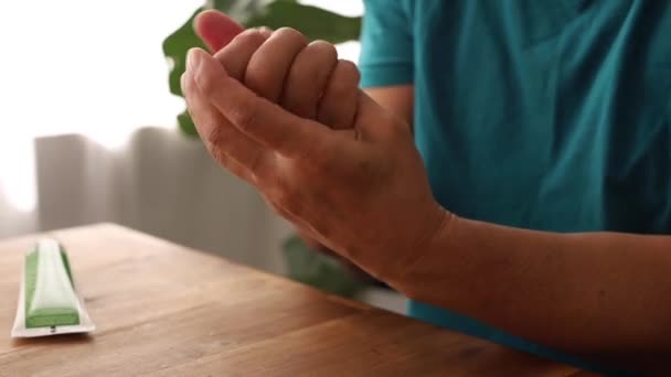 Догляд Шкірою Руки Намазані Кремом Темному Тлі Високоякісна Фотографія — стокове відео