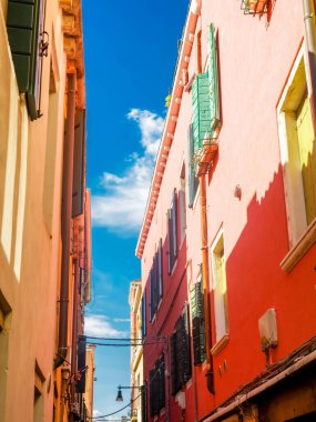 Venedik, İtalya - 2 Nisan 2023 Venedik Büyük Kanalı, gondola binen turistler. Yüksek kalite fotoğraf