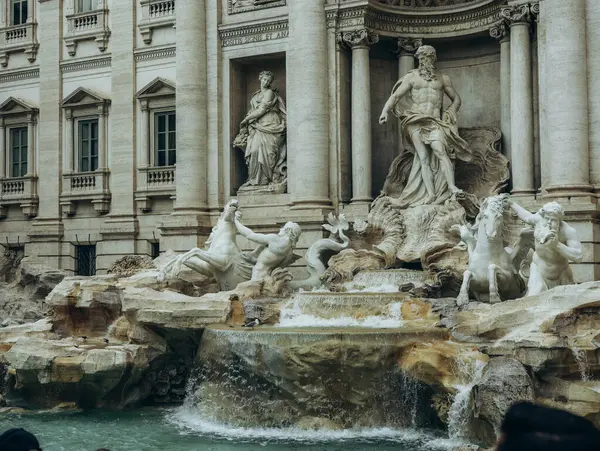 Fontana di Trevi, Trevi Çeşmesi, Roma. Trevi Çeşmesi en büyük Barok çeşmesidir ve Roma 'nın en ünlü simgelerinden biridir. Yüksek kalite fotoğraf