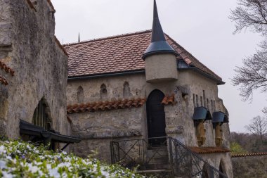 Honau Almanya - 7 Nisan 2024. Liechtenstein 'in avlusundaki binaların manzarası. Yüksek kalite fotoğraf