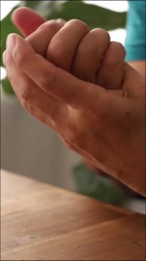 Cilt bakımı, koyu arka planda krem sürülmüş eller. Yüksek kalite fotoğraf