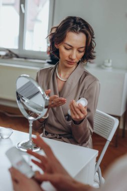 Bir kozmetoloji kliniğinde danışmanlık. - Evet. Yüksek kalite fotoğraf