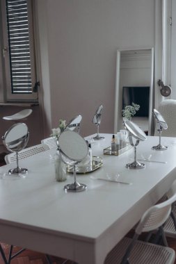Kozmetik uzmanları için aynalar ve kozmetikler. Yüksek kalite fotoğraf