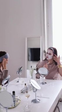 Masteclass 'ın üzerinde yüz maskesi yapan iki kız. Yüksek kaliteli FullHD görüntüler