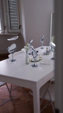 Kozmetik uzmanları için aynalar ve kozmetikler. Yüksek kaliteli FullHD görüntüler
