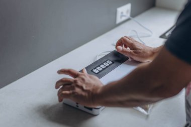 Elektrikli süpürgeyle peynir paketleyen bir adam. Yüksek kaliteli FullHD görüntüler