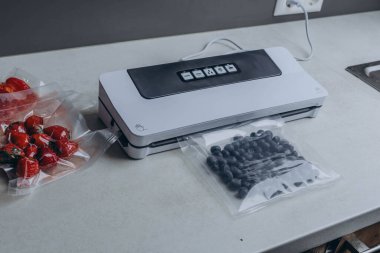 Elektrikli süpürgeyle vakum torbasında taze meyveler. Yüksek kalite fotoğraf