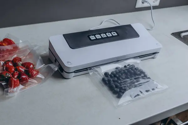 Elektrikli süpürgeyle vakum torbasında taze meyveler. Yüksek kalite fotoğraf
