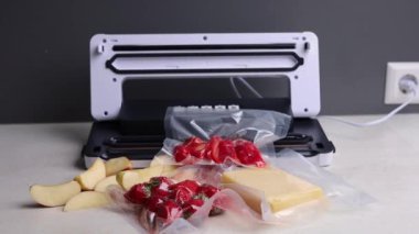 Süpürge ambalaj makinesi çilekleri plastik bir torbaya koyar. Yüksek kaliteli FullHD görüntüler. Yüksek kaliteli FullHD görüntüler