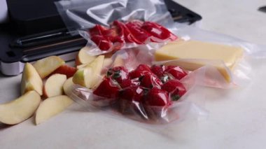 Süpürge ambalaj makinesi çilekleri plastik bir torbaya koyar. Yüksek kaliteli FullHD görüntüler. Yüksek kaliteli FullHD görüntüler