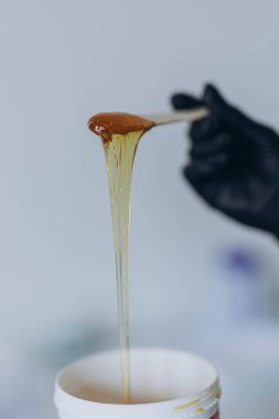 Karıştırıcı tüy dökücü için şeker ezmesi. Güzellik spa minimalist konsepti. Yüksek kalite fotoğraf