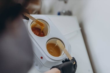 Karıştırıcı tüy dökücü için şeker ezmesi. Güzellik spa minimalist konsepti. Yüksek kalite fotoğraf