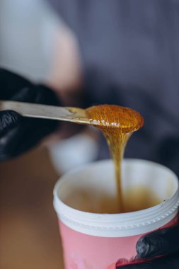 Karıştırıcı tüy dökücü için şeker ezmesi. Güzellik spa minimalist konsepti. Yüksek kalite fotoğraf