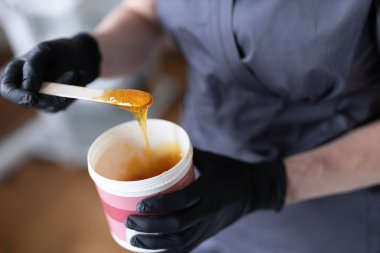 Karıştırıcı tüy dökücü için şeker ezmesi. Güzellik spa minimalist konsepti. Yüksek kalite fotoğraf