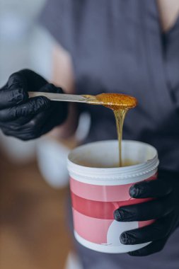 Karıştırıcı tüy dökücü için şeker ezmesi. Güzellik spa minimalist konsepti. Yüksek kalite fotoğraf