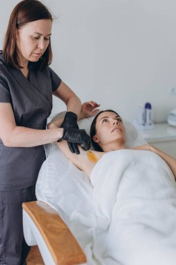 Şekerleme: Koltukaltında sıvı şekerli epilasyon. Yüksek kalite fotoğraf